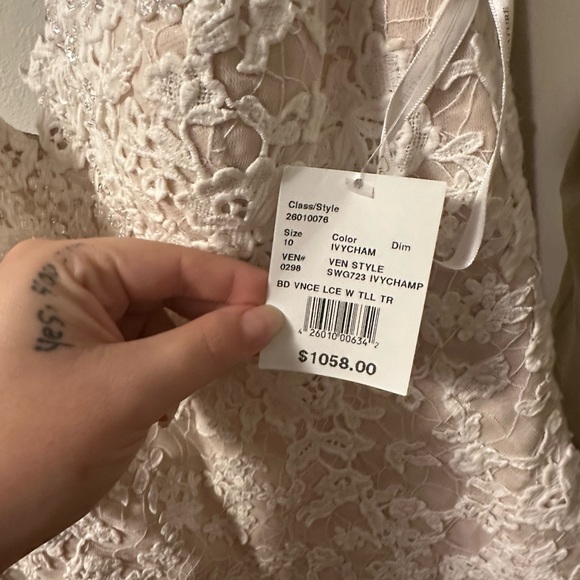 David’s signature wedding dress - Picture 6 of 7